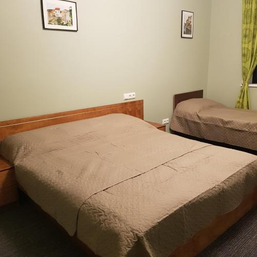 1 queen bed, 1 twin bed