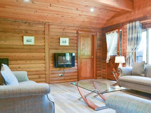 An Amazing Cedar 3 Bedroom Lodge On The Lochside at Portsonachan - Accommodation - Dalmally