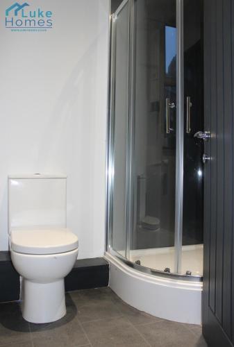 MODERN LARGE HOUSE PERFECT FOR CONTRACTORS AND LARGE GROUPS CLOSE To MOTORWAY ACCESS AND SHOPS