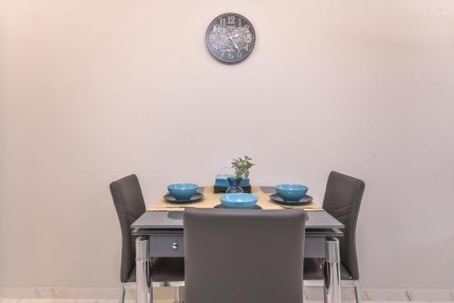 Stylish Residential Flat - with Parking & Balcony by Flat Mаnager, Sofia (Foto 4)