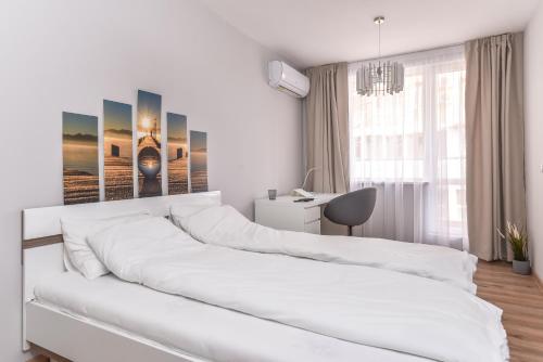 Stylish Residential Flat - with Parking & Balcony by Flat Mаnager, Sofia (Foto 2)
