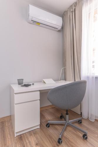Stylish Residential Flat - with Parking & Balcony by Flat Mаnager, Sofia (Foto 9)