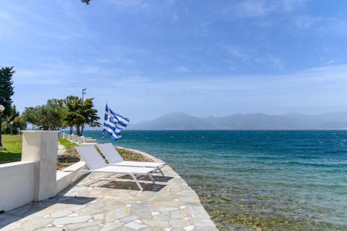 Skats, Villa Filoxenia - by the sea - up to 12 guests in Kato Rodini (Akhaia)