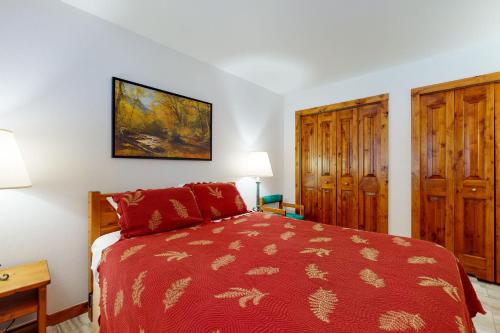 Spacious Creekside 3 Bedroom East Vail Townhome #D5 - image 9