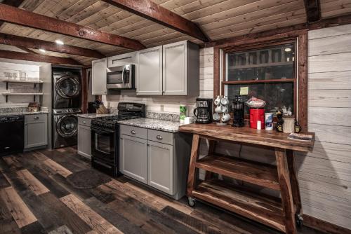 Upper Canyon River Dream: Hot Tub; Modern Coziness
