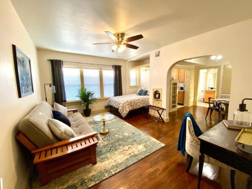 Bright OKC Midtown Studio-Coolest neighborhood near Harn Homestead