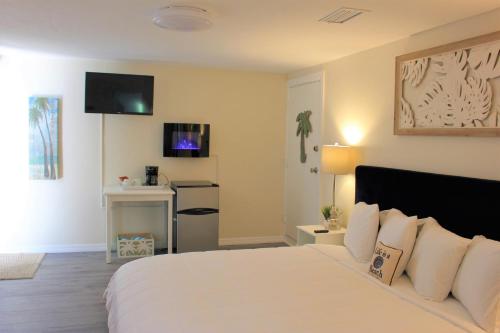 Latitude 26 Waterfront Boutique Resort - Fort Myers Beach