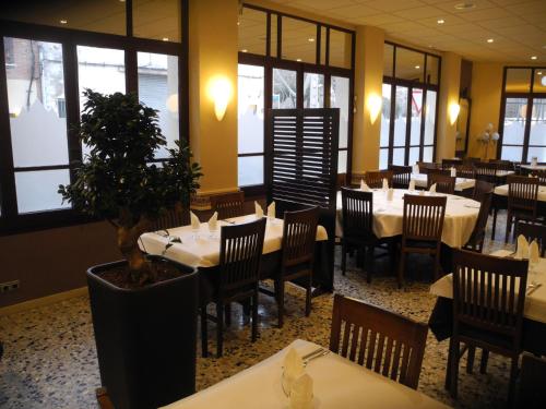 ห้องอาหาร, Hostal Fonda Montserrat in แคมบริลส์