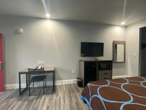 Deluxe King Suite