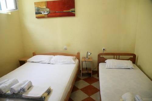 1 double bed, 1 twin bed