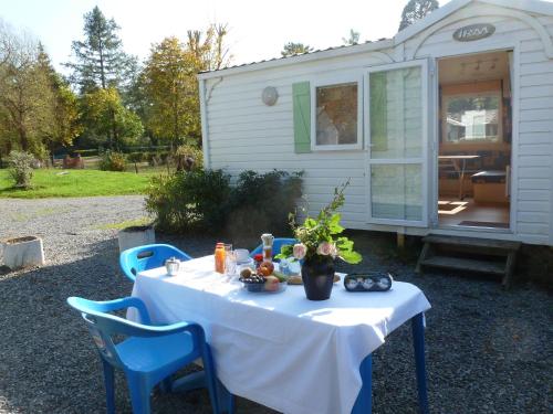 Photo Cozy mobil home with an oven in the heart of Burgundy