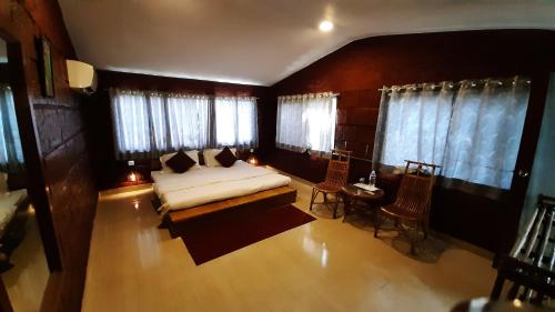 Anandvan Holiday Homes, Wai in Wai