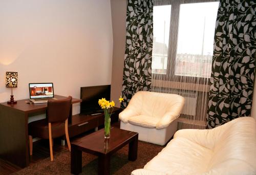 1 double bed, 2 twin beds