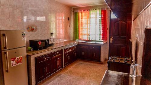 Modern spacious home near national park and malls