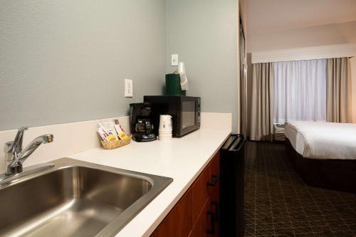 Hawthorn Suites by Wyndham-Oakland/Alameda - image 6