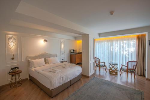 Classic Room with Partial Sea View room in Casa Margot Hotel - Adults Only