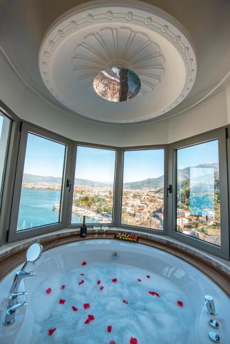  Deluxe Room with Hot Tub and Sea View image 5