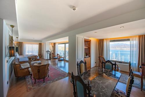 King Suite with Hot Tub, Private Turkish Bath image 4