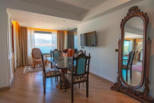 King Suite with Hot Tub, Private Turkish Bath image 2