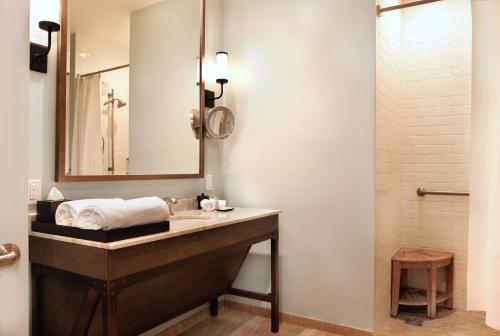 NOPSI Hotel, New Orleans Room Type - Deluxe King Accessible