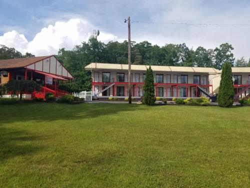 Econo Lodge Inn & Suites Pocono near Lake Harmony - image 11