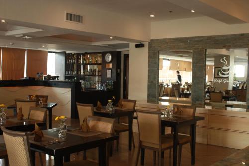 品尼高酒店及套房 Pinnacle Hotel and Suites