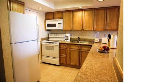 Kitchen, Fort Lauderdale Beach Resort in Fort Lauderdale (FL)