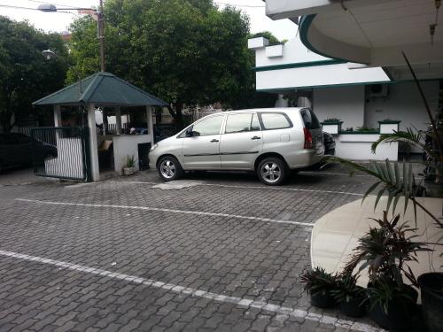 Henny Executive Homestay In Surabaya Trabber Hotels - 