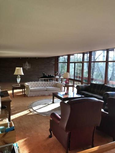 Unique and Secluded Country Estate near Pittsburgh in Weirton, USA