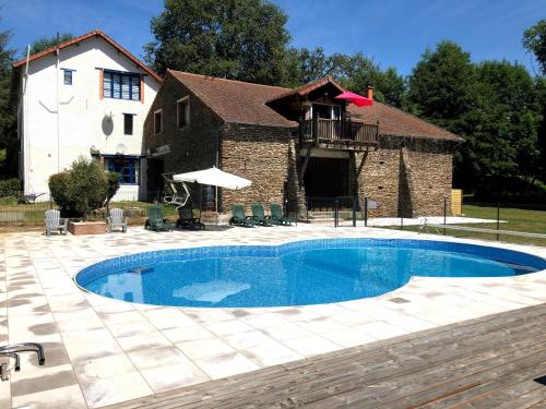 Swimming pool, Moulin des Forges Gites, Camping et Glamping in Bonnat