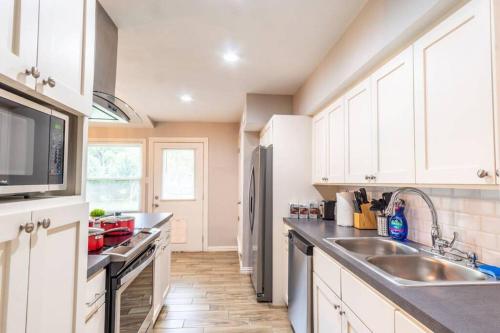 Bright Modern Farmers Branch 3BR Home - main image
