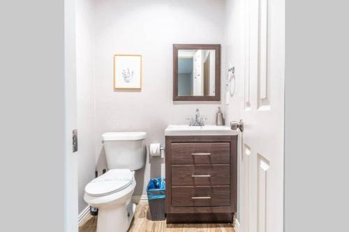 Bright Modern Farmers Branch 3BR Home - image 2