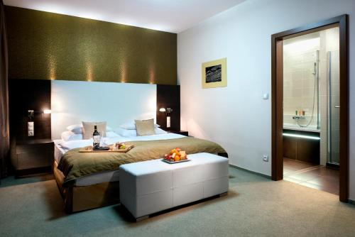 Suite, family