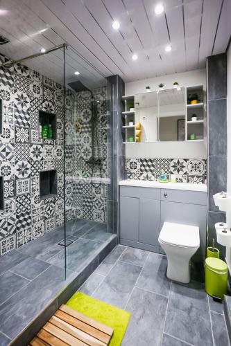 ฝักบัว, Funky City Apartment - Secure Parking - WiFi - Sleeps 6 - No Parties in บอลลีมาคาร์เรต