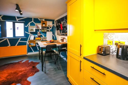 บริการและสิ่งอำนวยความสะดวก, Funky City Apartment - Secure Parking - WiFi - Sleeps 6 - No Parties in บอลลีมาคาร์เรต