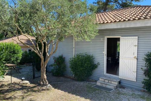 Chalet 6p dans un parc residentiel dans le Golfe de Saint Tropez (in a park in the Gulf of Saint Tro in Les Paris