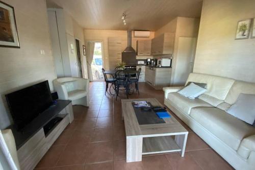 Chalet 6p dans un parc residentiel dans le Golfe de Saint Tropez (in a park in the Gulf of Saint Tro in Les Paris