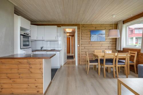 Apartment with Mountain View