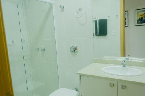 No CENTRO de Cascavel, atras do Ibis, confortavel e bom gosto