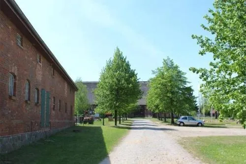 Futterhaus neben der Wasserburg Liepen in Gielow, Deutschland