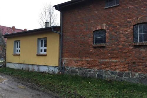 Futterhaus neben der Wasserburg Liepen