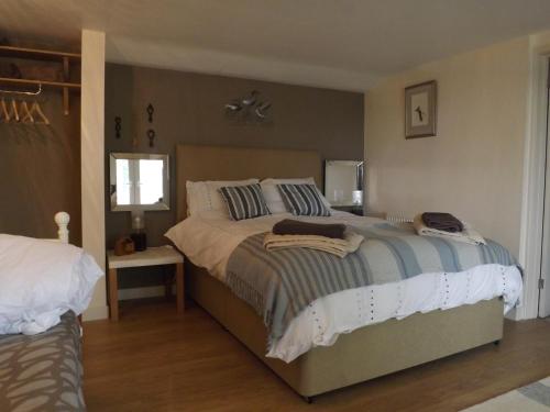1 king bed, 3 twin beds