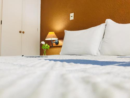 1 queen bed, 1 twin bed
