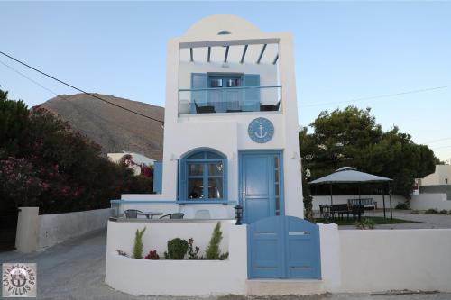 Captain Lazaros 2 storey Villa design-seaview-500m2 plot 20m from the BlackBeach-Private Parking-Uni Santorini