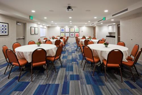 Holiday Inn Express Hotel & Suites Minneapolis-Golden Valley, an IHG Hotel