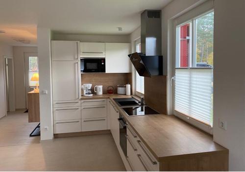 virtuve, Modernes Reetdach-Ostseeferienhaus Bella Mare, Insel Usedom mit Sauna, Kamin & Sonnenterrasse in Zirchow