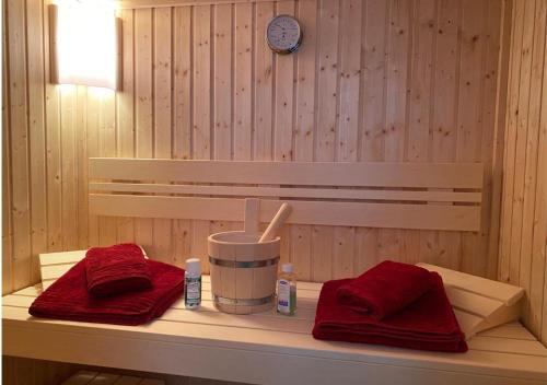 Sauna, Modernes Reetdach-Ostseeferienhaus Bella Mare, Insel Usedom mit Sauna, Kamin & Sonnenterrasse in Zirchow