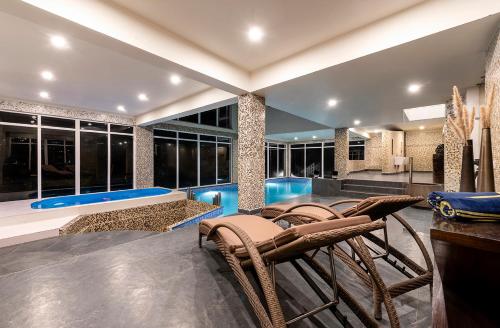 泳池, 穆克緹斯瓦胡斯塔休閒水療酒店 (Justa Mukteshwar Retreat and Spa) in 穆克泰什戰爭