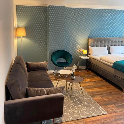 1 queen bed, 1 sofa bed