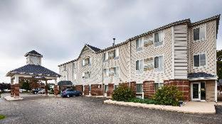 Queen Room with Roll-In Shower and Exterior Entrance - Annex Building/Disability Access